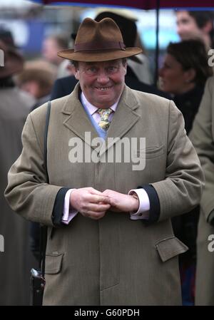 Pferderennen - 2013 Cheltenham Festival - Tag Vier - Cheltenham Rennbahn. Trainer Nicky Henderson am Cheltenham Gold Cup Day, während des Cheltenham Festivals. Stockfoto