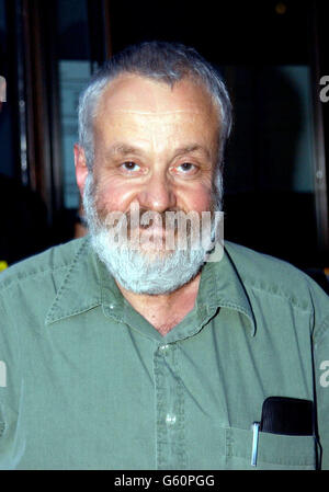 Regisseur Mike Leigh bei der Ankunft im Sound am Leicester Square in London für das Rushes Soho Shorts Festival 2002. Stockfoto