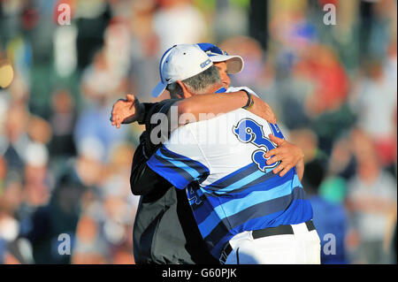 Zwei Trainer in Freude umarmen nach Ihrer High School Baseball Team eine Nachsaison Endspiel Spiel gewonnen zu Turnier. USA. Stockfoto