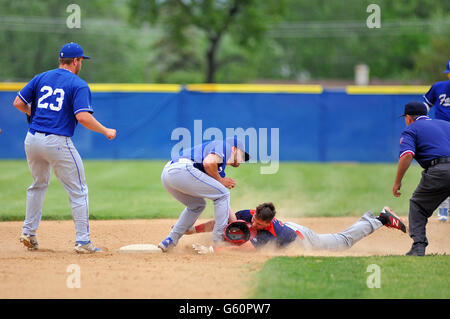 Base Runner wird markiert durch gegenläufige zweite Basisspieler auf einem erfolglosen Versuch zu stehlen. USA. Stockfoto
