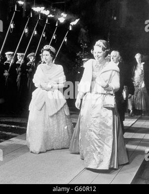 Die britische Königin Elizabeth und Kronprinzessin Beatrix von den Niederlanden auf dem Weg an Bord eines Schiffes für eine Kreuzfahrt entlang der beleuchteten Kanäle, die Teil der Amsterdamer Feierlichkeiten zur Silberhochzeit von Königin Juliana von den Niederlanden und Prinz Bernhard waren. Kronprinzessin Beatrix ist die älteste der vier Töchter des niederländischen Königspaares. Stockfoto