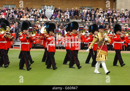 Die Band der irischen Garde, die an einer einzigartigen und historischen Parade von zeremoniellen königlichen Leibwächtern und Chelsea-Rentnern durch die Königin und den Herzog von Edinburgh im Buckingham Palace, London, teilnahm. * an der Parade des Buckingham Palace nahmen ehemalige Militärangehörige Teil und marschierten vorbei, die erste ihrer Art zu Ehren des Goldenen Jubiläums der Königin. Stockfoto