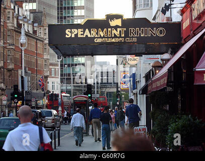 The Spearmint Rhino, in Tottenham Court Road, im Zentrum von London. Der Flaggschiff-Lap-Dancing-Club sieht sich angesichts der Anschuldigungen der Polizei wegen unanständigen Verhaltens auf seinem Gelände dem Verlust seiner Alkohollizenz gegenüber. *der weltberühmte Spearmint Rhino Gentlemen's Club, der bei Prominenten und Stadthändlern beliebt ist, steht im Zentrum einer Probe der Scotland Yard's Clubs und Vice Unit. Stockfoto