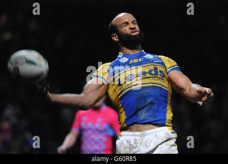 Jamie Jones-Buchanan von Leeds Rhinos feiert, nachdem er beim Stobart Super League-Spiel im Headingley Carnegie Stadium in Leeds einen Versuch gemacht hat. Stockfoto