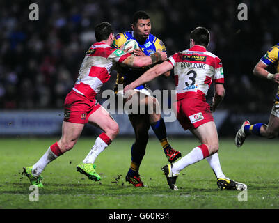 Kallum Watkins von Leeds Rhinos wird von Matty Smith von Wigan Warriors (links) Darrell Goulding während des Stobart Super League-Spiels im Headingley Carnegie Stadium, Leeds, angegangen. Stockfoto