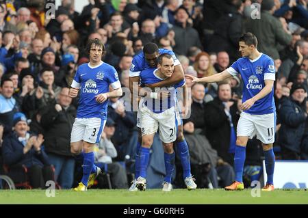 Evertons Leon Osman (Center) feiert mit Teamkollegen ihr erstes Tor des Spiels Stockfoto