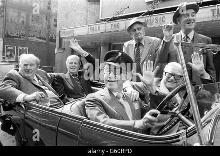 Ein Rolls Royce Twenty aus dem Jahr 1922, der sich einst im Besitz des Maharana von Udaipur auf dem Weg zum BBC Television Theatre, Shepherd's Bush, London, befindet. Auf dem Rücksitz sind Fred Emney, 79 (links) und Jack Warner, 84. Vorne sind Arthur Askey, 79 (am Steuer) und Sandy Powell, 79. Es gibt nur Stehplätze für John Laurie, 82 (links) und Tommy Trinder, 70. Stockfoto