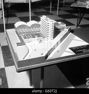 Vorsitzender des British Railways Board, Dr. Richard Beeching, abgebildet mit einem Modell des modernen Piccadilly-Bahnhofs in Manchester. Die Ausstellung „New Railway Architecture“ eröffnete er heute im Rahmen einer Vorschau im Building Center in der Store Street, London, wo die Ausstellung – bestehend aus Modellen, Fotos und Zeichnungen – von morgen bis zum 21. Dezember zu sehen ist. Dr. Beeching zeigt auf den Büroblock des Bahnhofs, der von der London midland Region der British Railways besetzt ist. Stockfoto