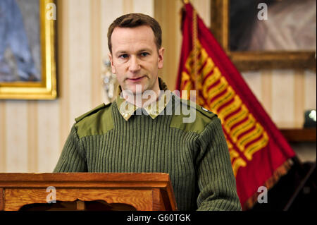 Major Andy Parker spricht auf einer Pressekonferenz in den Buller Barracks, Aldershot, an der die Familie des Lance Corporal James Ashworth teilnahm, als er letztes Jahr beim 1. Bataillon der Grenadier Guards in der Provinz Helmand das Victoria-Kreuz erhielt, um seinen „außergewöhnlichen Mut“ zu erkennen. Stockfoto