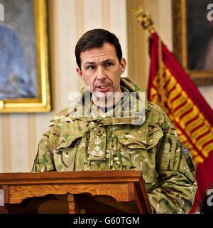 Brigadier Doug Chalmers spricht auf einer Pressekonferenz in den Buller Barracks, Aldershot, an der die Familie des Lance Corporal James Ashworth teilnahm, als er letztes Jahr beim 1. Bataillon der Grenadier Guards in der Provinz Helmand das Victoria-Kreuz in Anerkennung seines „außergewöhnlichen Mutes“ erhielt. Stockfoto