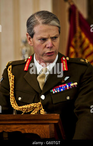 Kommandant der Landstreitkräfte, Leutnant Adrian Bradshaw, spricht auf einer Pressekonferenz in der Buller Barracks, Aldershot, Die Familie des Lance Corporal James Ashworth besuchte, als er letztes Jahr beim 1. Bataillon der Grenadier Guards in der Provinz Helmand das Victoria-Kreuz in Anerkennung seines „außergewöhnlichen Mutes“ erhielt. Stockfoto