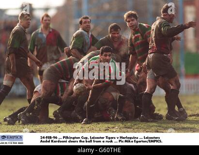 24-FEB-96, Pilkington Cup - Leicester Tigers / Harlekins, Leicester's Aadel Kardooni löscht den Ball von einem Ruck Stockfoto