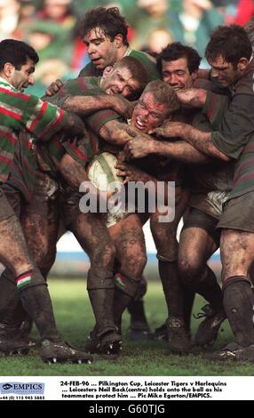 24. FEBRUAR 96... Pilkington Cup - Leicester Tigers V Harlequins... Leicesters Neil Back (Mitte) hält auf den Ball, wie ihn seine Teamkollegen in einem Ruck schützen Stockfoto