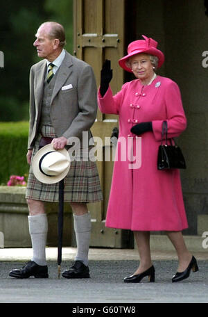 Die britische Königin Elizabeth II. Winkt, als sie mit dem Herzog von Edinburgh vom Rasen des Balmoral Castle abreist. Die Queen wurde ihren Gästen vorgestellt und beobachtete die Highland Band der Scottish Devision, die ein Retreat schlug. * etwa 3,000 Gäste, aus dem Deeside Bereich nahmen an der letzten Veranstaltung der Golden Jubilee Tour Teil. Stockfoto