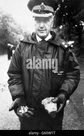 Hauptunterlage John Nesbit von der South Yorkshire Police zeigt einige der Raketen - ein Stein und Murmeln -, die von NUM-Demonstranten gegen die Polizei vor dem Maltby Colliery in South Yorkshire verwendet werden. Stockfoto