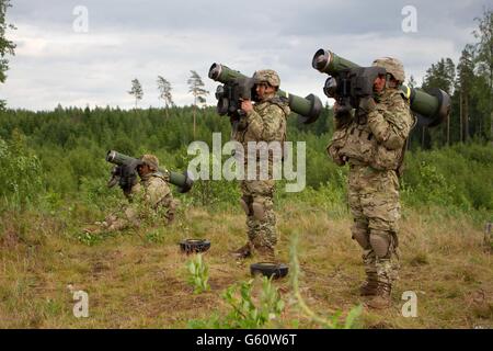 US-Armeesoldaten aus 2. Kavallerie-Regiment darauf vorbereiten, eine Schulter ins Leben gerufen FGM-148 Javelin Anti-Tank Flugkörper während Feuer während des Trainings Saber Strike 16 an der estnischen Streitkräfte zentrale Trainingsbereich 19. Juni 2016 in der Nähe von Tapa, Estland. Stockfoto