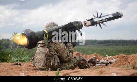 Ein US-Soldat vor 2. Kavallerie-Regiment Feuer ins Leben gerufen eine Schulter FGM-148 Javelin Anti-Tank Flugkörper während während des Trainings Saber Strike 16 an der estnischen Streitkräfte zentrale Trainingsbereich 19. Juni 2016 in der Nähe von Tapa, Estland. Stockfoto