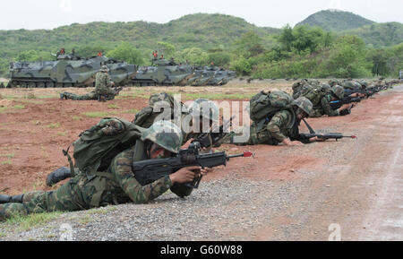 Thai Royal Marines sichern Sie einen Brückenkopf während einer amphibischen Angriff-Bohrmaschine flott Bereitschaft Zusammenarbeit und Ausbildung bei der US-Marine Corps 18. Juni 2016 in Sattahip, Thailand. Stockfoto