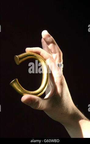 Ein bronzezeitliches Goldarmband ist im British Museum in London ausgestellt. Das Armband ist Teil eines Funds in Milton Keynes, zu dem zwei weitere Armbänder und zwei Goldtorcs gehören, die zusammen einen geschätzten Wert von 290,000 haben. *...die Gegenstände wurden ausgestellt, um den dritten jährlichen Schatzbericht des Ministeriums für Kultur, Medien und Sport für 2000 zu fördern. Der Bericht zeigt, dass im Jahr 2000 rund 221 Schatzstücke gemeldet wurden. Stockfoto