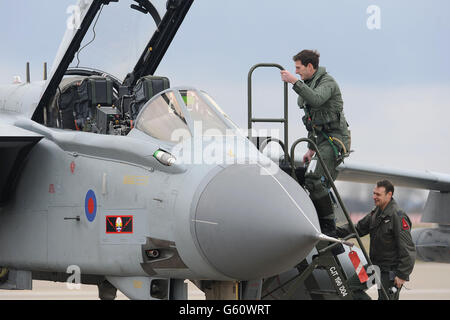 Der Historiker und Fernsehmoderator Dan Snow bereitet sich auf den 70. Geburtstag von 'Dambuster' vor, der den RAF Tornado Jet bei RAF Coningsby in Lincolnshire malte. Stockfoto