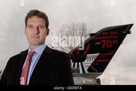 Der Historiker und Fernsehmoderator Dan Snow enthüllt das 70-jährige Jubiläum von 'Dambuster' mit dem RAF Tornado Jet bei RAF Coningsby in Lincolnshire. Stockfoto