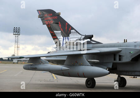 Dan Snow at Dambusters Jubiläum. Auf der RAF Coningsby in Lincolnshire wird ein „Dambuster“-lackierter RAF Tornado Jet zum 70. Geburtstag vorgestellt. Stockfoto