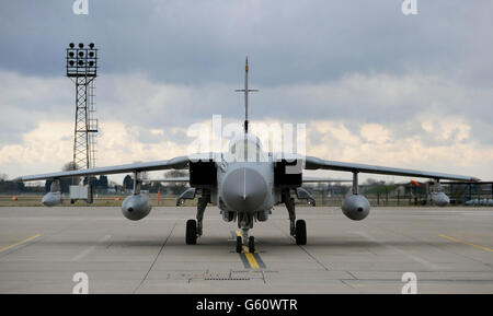 Der 70-jährige 'Dambuster'-lackierte RAF Tornado Jet sitzt auf der Startbahn von RAF Coningsby in Lincolnshire. Stockfoto