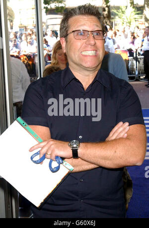 DJ Neil Fox kommt zur britischen Filmpremiere von Spy Kids 2 im Odeon Cinema in Leicester Square, London. * 04/01/2003: Pepsi Chart-Moderator Neil Fox erklärte heute, Samstag, 4. Januar 2003, seinem Rivalen von Radio 1 den Krieg, indem er eine neue Top 40-Show im neuen Look enthüllte. Der Chart-Rundown startet mit einem neuen Namen - Hit 40 UK - neu und wird auf einer Vielzahl neuer Sender im ganzen Land ausgestrahlt. Pop Idol Richter Fox hofft, dass es den Druck auf Radio 1 s neue Unterzeichnung, virtuelle unbekannte Wes Butters, die übernimmt seine offizielle Chart Show im nächsten Monat erhöhen. Stockfoto