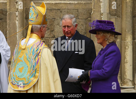 Der Prinz von Wales und die Herzogin von Cornwall sprechen nach seiner Inthronisierung in der Kathedrale von Canterbury mit dem Erzbischof von Canterbury, dem Hochwürden Justin Welby. Stockfoto