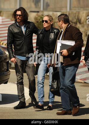 Sharon Stone und Freund Martin Mica (links) kommen in Porto Heliport an, bevor sie zum Weingut Quinta das Carvalhas der Weinkellerei Real Companhia Velha im Douro-Tal, Portugal, fliegen. Stockfoto