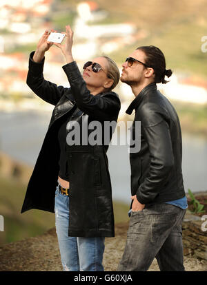 Sharon Stone und Freund Martin Mica (rechts) bei einem Besuch im Weingut Quinta das Carvalhas der Weinkellerei Real Companhia Velha im Douro-Tal, Portugal. Stockfoto