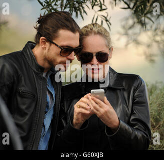 Sharon Stone und Freund Martin Mica (links) bei einem Besuch im Weingut Quinta das Carvalhas der Weinkellerei Real Companhia Velha im Douro-Tal, Portugal. Stockfoto