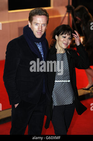 Damian Lewis kommt mit seiner Partnerin Helen McCrory zur Eröffnungsnacht des Buches Mormon im Prince of Wales Theatre, London, an. Stockfoto