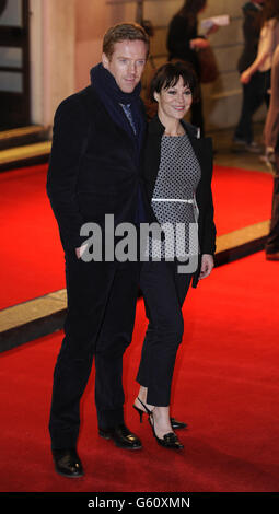 Damian Lewis kommt mit seiner Partnerin Helen McCrory zur Eröffnungsnacht des Buches Mormon im Prince of Wales Theatre, London. Stockfoto