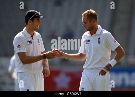 Der englische Steven Finn (links) spricht mit Stuart Broad (rechts) am ersten Tag des dritten Testmatches im Eden Park, Auckland, Neuseeland. Stockfoto