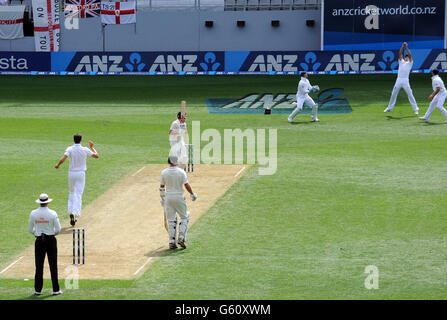 Der Engländer Steven Finn (links) schaut zu, als Alastair Cook (zweite rechts) den Fang von Hamish Rutherford (Mitte) in Neuseeland am ersten Tag des dritten Testmatches im Eden Park, Auckland, Neuseeland, einholt. Stockfoto