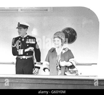 An Bord der Royal Yacht Britannia wurde die Queen Mother kurz vor dem Auslaufen des Schiffes vom Hafen von Portsmouth auf dem Weg nach Tunesien abgebildet. Stockfoto