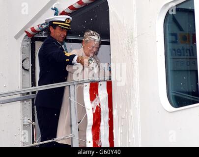 Die Oscar-prämierte Schauspielerin Dame Judi Dench und Kapitän Claudio Cupisci werden bei einer Zeremonie im Harwich International Port in Essex mit Champagner überzogen, um offiziell einen neuen Kreuzfahrtdampfer zu benennen. * Es war Dame Judis dritter und erfolgreicher Versuch, während der Zeremonie eine Flasche gegen das Schiff zu brechen, um den US375M Super-Kreuzfahrtliner zu benennen. Stockfoto