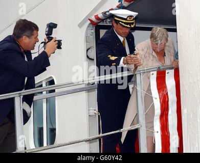 Die Oscar-prämierte Schauspielerin Dame Judi Dench und Kapitän Claudio Cupisci werden bei einer Zeremonie im Harwich International Port in Essex mit Champagner überzogen, um offiziell einen neuen Kreuzfahrtdampfer zu benennen. * Es war Dame Judis dritter und erfolgreicher Versuch, während der Zeremonie eine Flasche gegen das Schiff zu brechen, um den US375M Super-Kreuzfahrtliner zu benennen. Stockfoto