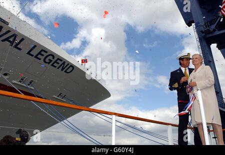 Die Oscar-prämierte Schauspielerin Dame Judi Dench und Kapitän Claudio Cupisci bei einer Zeremonie im Harwich International Port in Essex, um den US375M Super-Kreuzfahrtdampfer offiziell als „The Carnival Legend“ zu bezeichnen. Stockfoto