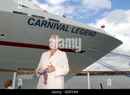 Oscar-prämierte Schauspielerin Dame Judi Dench bei einer Zeremonie im Harwich International Port in Essex, um die "Karneval-Legende" offiziell zu benennen. Stockfoto