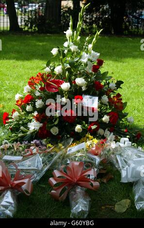 Floral Tribute - Holly und Jessica Stockfoto