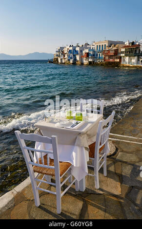 Restaurant am Meer in Klein-Venedig auf der Insel Mykonos in Griechenland bei Sonnenuntergang - sehr bekannt Stockfoto