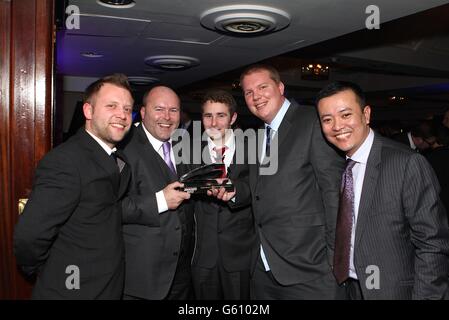 Gäste posieren für Fotos bei den Football League Awards Stockfoto