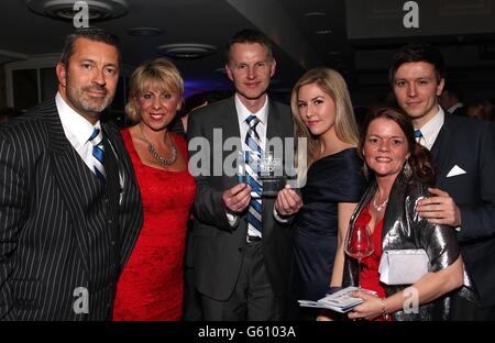 Gäste posieren für ein Foto bei den Football League Awards Stockfoto