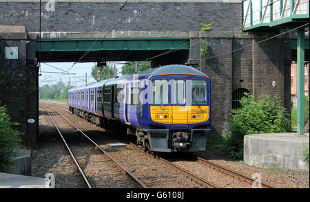 Eine elektrische Passagierzug von "Northern" laufen kommt an Euxton Balshaw Lane Station in Lancashire. Stockfoto