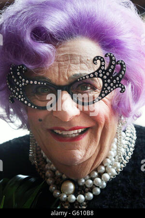 Dame Edna Everage, alias Barry Humphries, kommt im Festival Theatre in Edinburgh an, um ihre Abschiedstour zu promoten, Eat Pray Laugh! Stockfoto