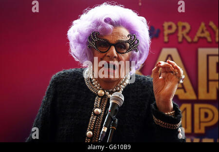 Dame Edna Everage, alias Barry Humphries, kommt im Festival Theatre in Edinburgh an, um ihre Abschiedstour zu promoten, Eat Pray Laugh! Stockfoto