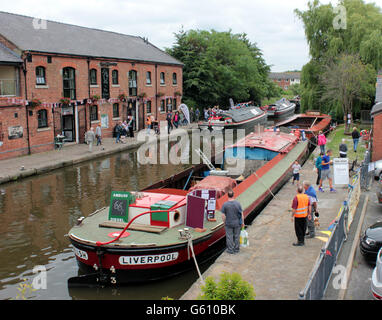 Die Barge "Hinterhalt" vertäut am Kai Burscough am Leeds und Liverpool Kanal in Burscough West Lancashire. Stockfoto