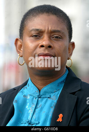 Doreen Lawrence, in Liverpool, um bei einem Slavery Remembrance Day-Event am Kai im Museum of Liverpool Life zu sprechen. * 22/2/03: Die Mutter von Stephen Lawrence, dem schwarzen Teenager, der vor fast 10 Jahren bei einem rassistischen Angriff ermordet wurde, sprach heute vor einer großen Konferenz. Doreen Lawrence sollte der Unite Against Racism-Konferenz sagen, dass bösartige rassistische Angriffe in Eltham, im Südosten Londons, wo ihr Sohn getötet wurde, auf dem Vormarsch sind und dass Rassismus direkt bekämpft werden muss. Zahlen, die Anfang dieses Monats veröffentlicht wurden, zeigten, dass rassistisch motivierte Verbrechen, die von der Polizei an die Staatsanwaltschaft der Krone gemeldet wurden Stockfoto